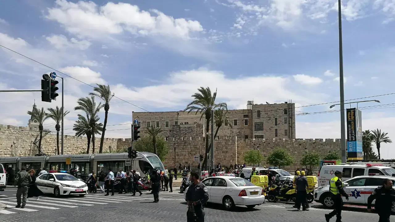 זירת פיגוע הדקירה בכיכר צה"ל בירושלים, 14 באפריל 2017 זירת פיגוע הדקירה בכיכר צה"ל בירושלים, 14 באפריל 2017
