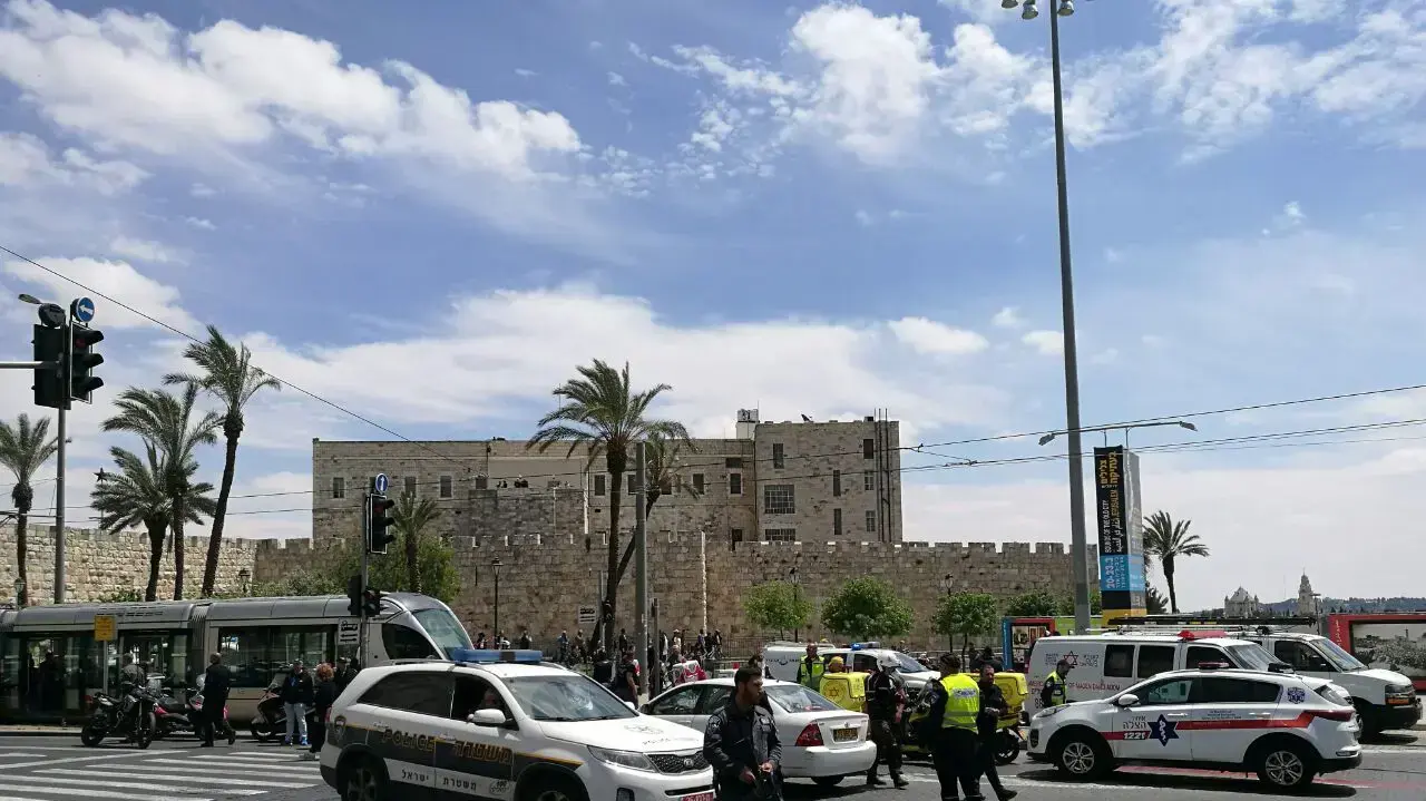 זירת פיגוע הדקירה בכיכר צה"ל בירושלים, 14 באפריל 2017 זירת פיגוע הדקירה בכיכר צה"ל בירושלים, 14 באפריל 2017