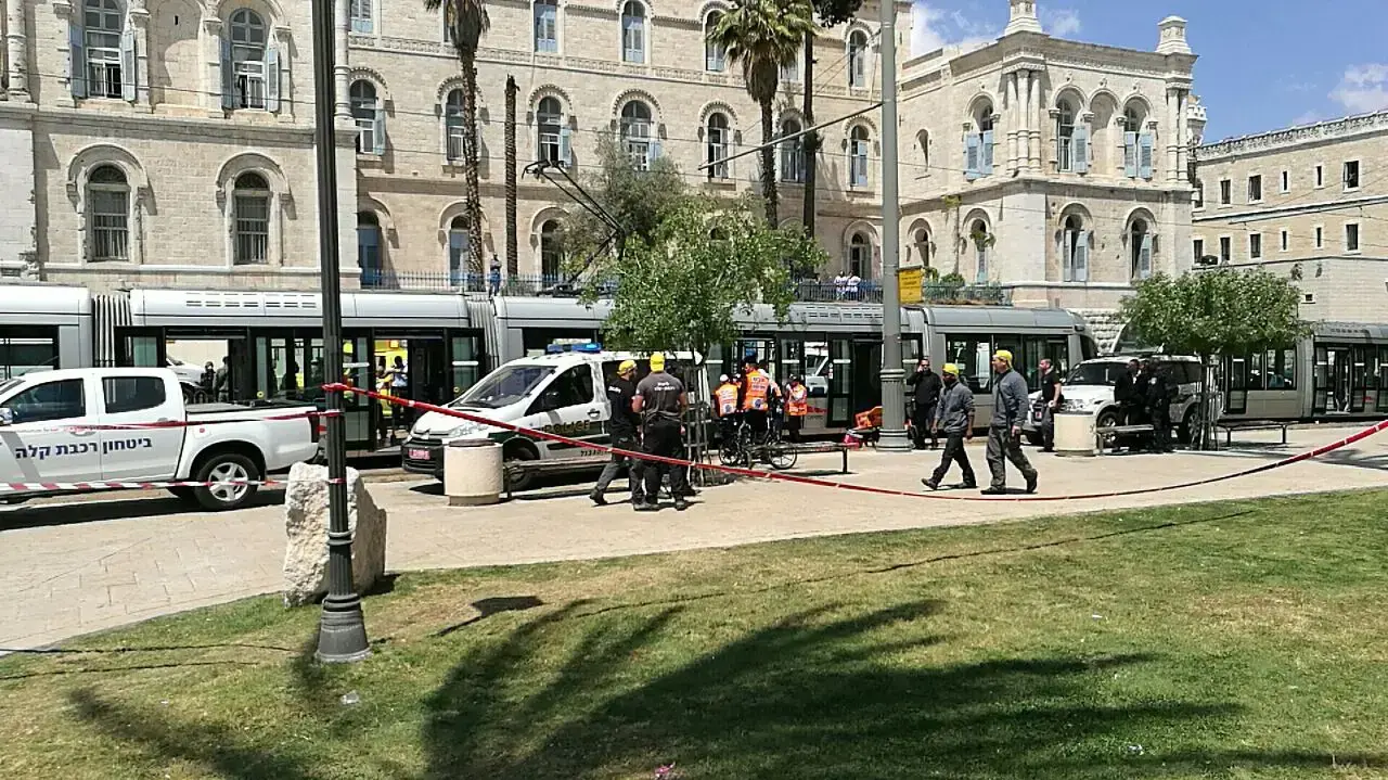 זירת פיגוע הדקירה בכיכר צה"ל בירושלים, 14 באפריל 2017 זירת פיגוע הדקירה בכיכר צה"ל בירושלים, 14 באפריל 2017