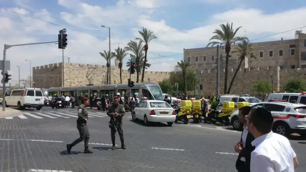זירת פיגוע הדקירה בכיכר צה"ל בירושלים, 14 באפריל 2017 זירת פיגוע הדקירה בכיכר צה"ל בירושלים, 14 באפריל 2017