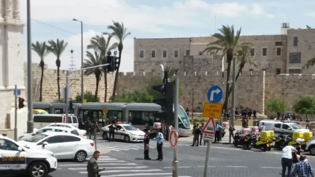זירת פיגוע הדקירה בכיכר צה"ל בירושלים, 14 באפריל 2017 זירת פיגוע הדקירה בכיכר צה"ל בירושלים, 14 באפריל 2017