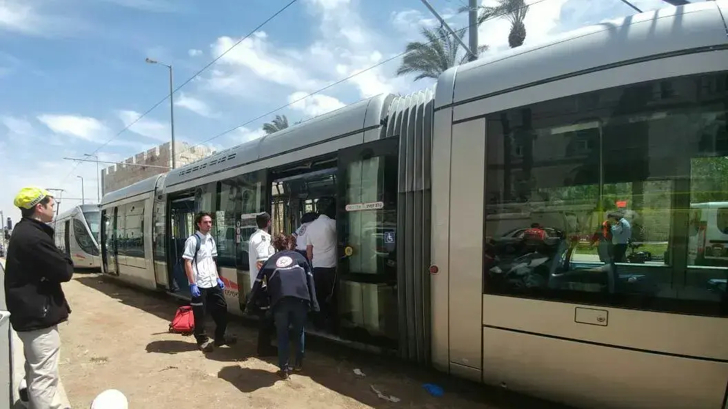 זירת פיגוע הדקירה בכיכר צה"ל בירושלים, 14 באפריל 2017 זירת פיגוע הדקירה בכיכר צה"ל בירושלים, 14 באפריל 2017