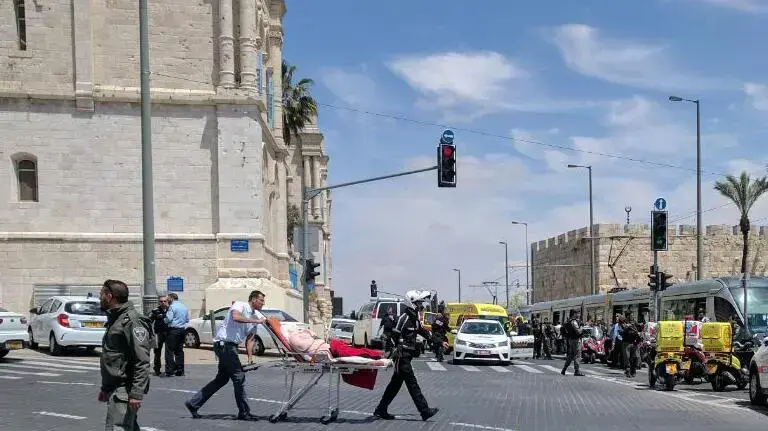 זירת פיגוע הדקירה בכיכר צה"ל בירושלים, 14 באפריל 2017 זירת פיגוע הדקירה בכיכר צה"ל בירושלים, 14 באפריל 2017