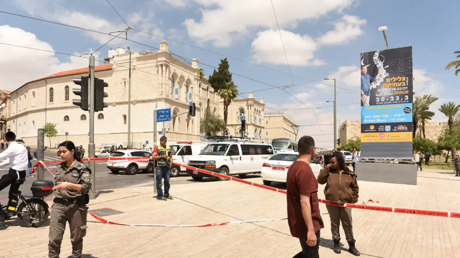זירת פיגוע הדקירה בכיכר צה"ל בירושלים, 14 באפריל 2017 זירת פיגוע הדקירה בכיכר צה"ל בירושלים, 14 באפריל 2017