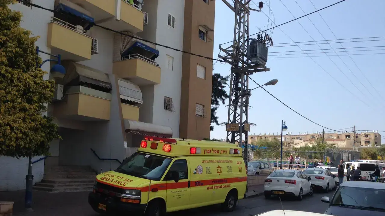 זירת אירוע החשוד כרצח והתאבדות ברחוב בן עטר באשקלון. 15 באפריל 2017 זירת אירוע החשוד כרצח והתאבדות ברחוב בן עטר באשקלון. 15 באפריל 2017