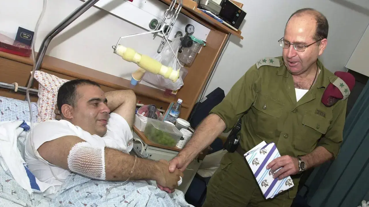 אל"מ במיל' פנחס זוארץ לאחר שנפצע במהלך האינתיפאדה השנייה, עם משה יעלון