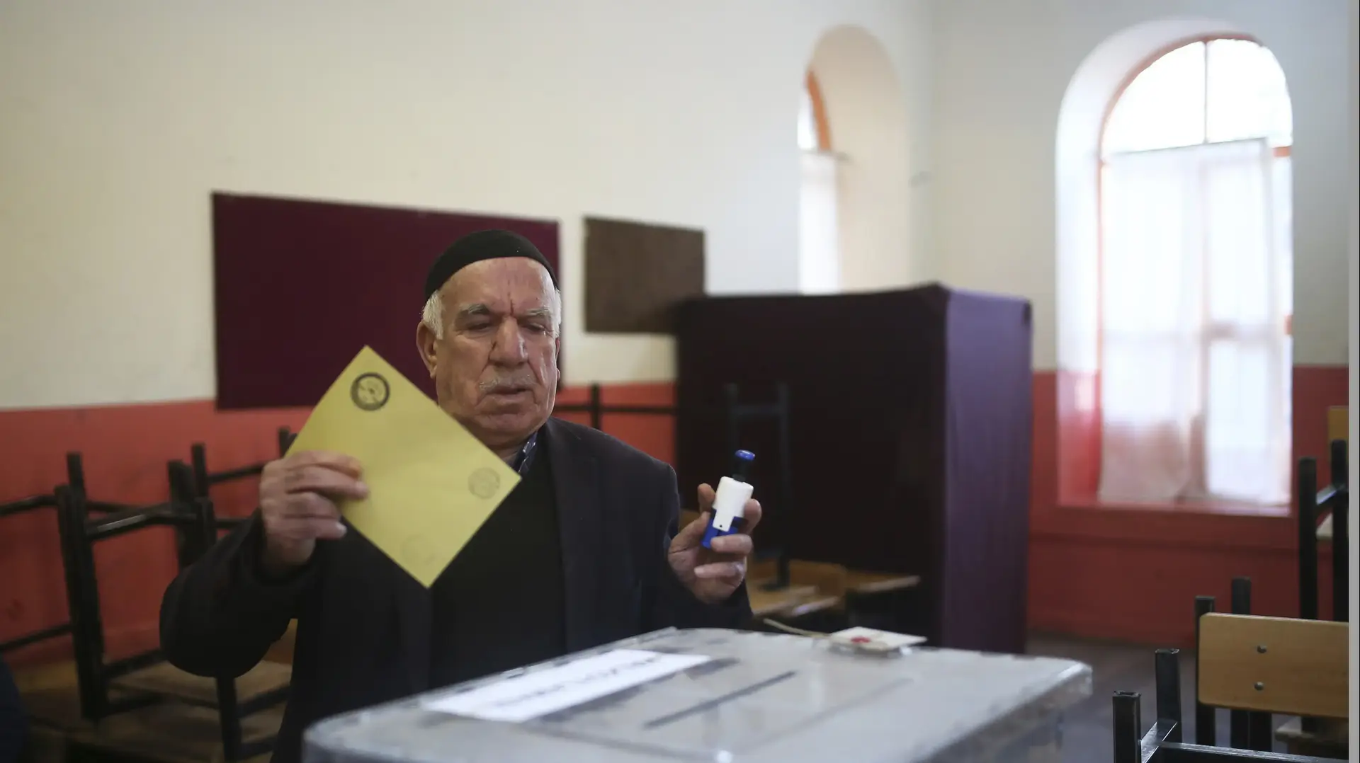 אזרחים בדיארבקיר מצביעים במשאל העם בטורקיה 16 אפריל 2017