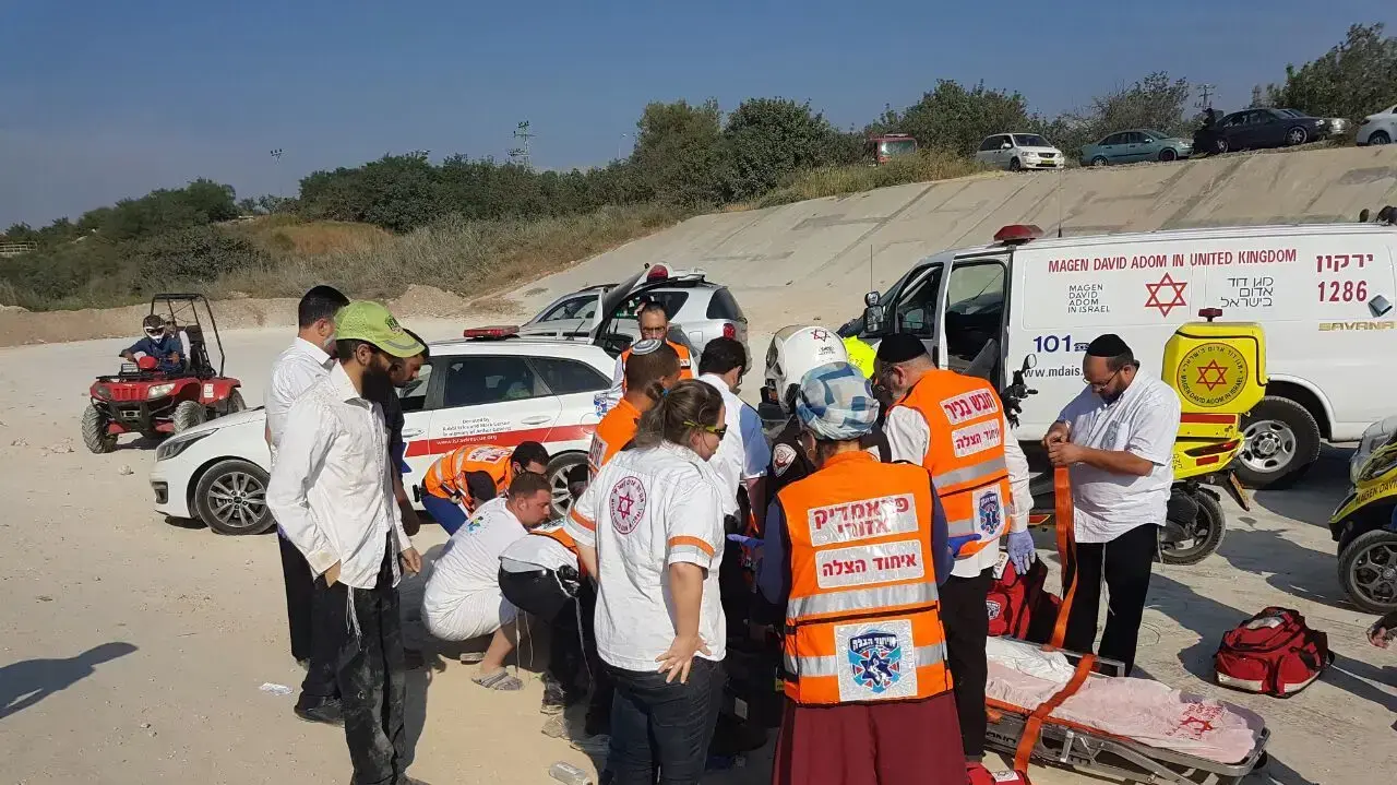 נער בן 15 נפצע קשה מנפילה במהלך פעלול אופניים ליד כביש 444 בסמוך לאלעד, אפריל 2017 נער בן 15 נפצע קשה מנפילה במהלך פעלול אופניים ליד כביש 444 בסמוך לאלעד, אפריל 2017