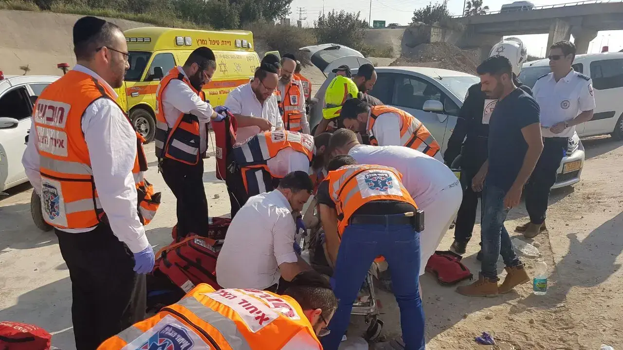 נער בן 15 נפצע קשה מנפילה במהלך פעלול אופניים ליד כביש 444 בסמוך לאלעד, אפריל 2017 נער בן 15 נפצע קשה מנפילה במהלך פעלול אופניים ליד כביש 444 בסמוך לאלעד, אפריל 2017