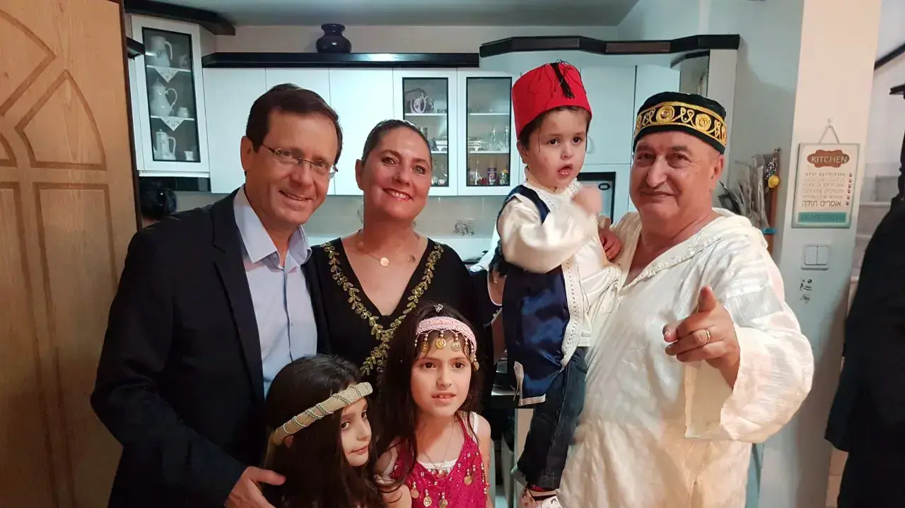 יו"ר האופוזיציה יצחק הרצוג בחגיגות המימונה בבית שמש יו"ר האופוזיציה יצחק הרצוג בחגיגות המימונה בבית שמש
