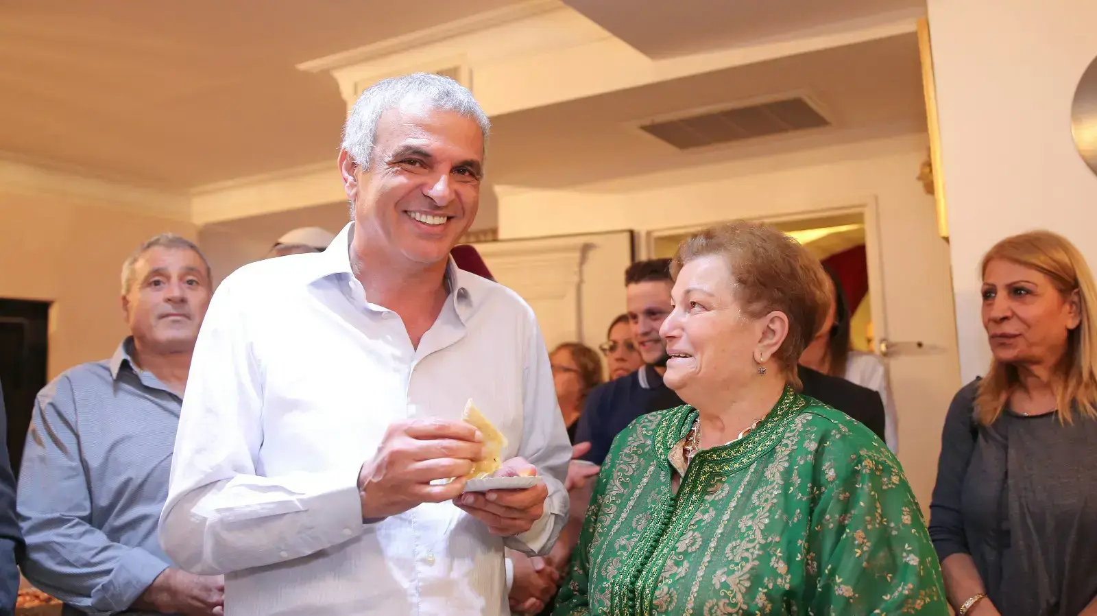 שר האוצר ויו"ר כולנו משה כחלון בחגיגות מימונה אצל מפחת חזן בבית שמש תגיות: מימונה, משה כחלון שר האוצר ויו"ר כולנו משה כחלון בחגיגות מימונה אצל מפחת חזן בבית שמש תגיות: מימונה, משה כחלון
