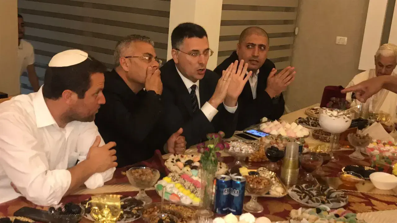 גדעון סער אצל אצל המשנה לראש העיר אשקלון מישל בוסקילה גדעון סער אצל אצל המשנה לראש העיר אשקלון מישל בוסקילה