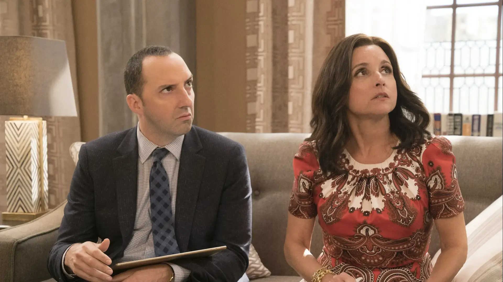 Veep עונה 6, ג'וליה לואי-דרייפוס, טוני הייל, אנה קלמסקי, ריד סקוט, סם ריצ'רדסון Veep עונה 6, ג'וליה לואי-דרייפוס, טוני הייל, אנה קלמסקי, ריד סקוט, סם ריצ'רדסון