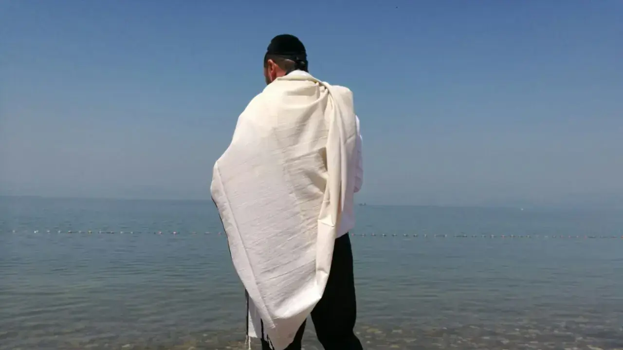 חבר משפחה מתפלל לאיתור גופתו של איתמר אוחנה הנעדר השלישי בכנרת , 18 באפריל 2017 חבר משפחה מתפלל לאיתור גופתו של איתמר אוחנה הנעדר השלישי בכנרת , 18 באפריל 2017