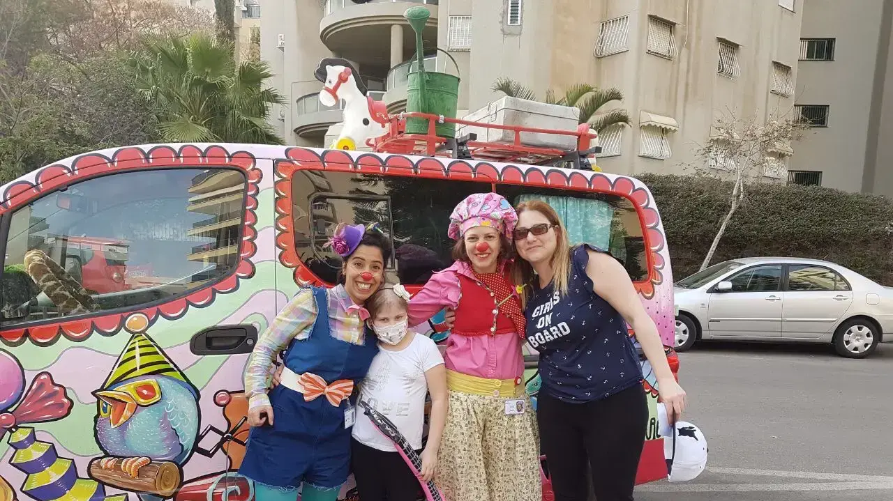 ליצנבולנס אמבולנס של ליצנים רפואיים שמגשימים משאלות לילדים חולים ליצנבולנס אמבולנס של ליצנים רפואיים שמגשימים משאלות לילדים חולים