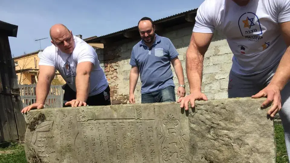ג'וני דניאלס ופעילים מחלצים מצבות יהודיות בפולין