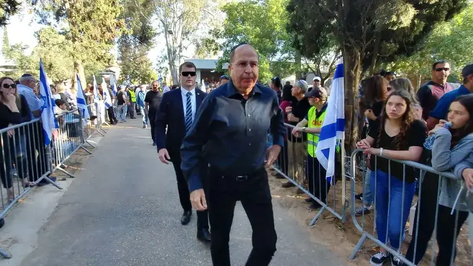 שר הביטחון לשעבר משה יעלון בהלווייתו של אל"מ פינקי זוארץ בבית העלמין בבנימינה, 18 באפריל 2017 שר הביטחון לשעבר משה יעלון בהלווייתו של אל"מ פינקי זוארץ בבית העלמין בבנימינה, 18 באפריל 2017