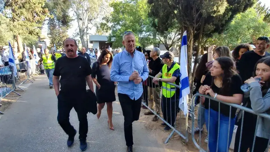 הרמטכ"ל לשעבר בני גנץ בהלווייתו של אל"מ פינקי זוארץ בבית העלמין בבנימינה, 18 באפריל 2017