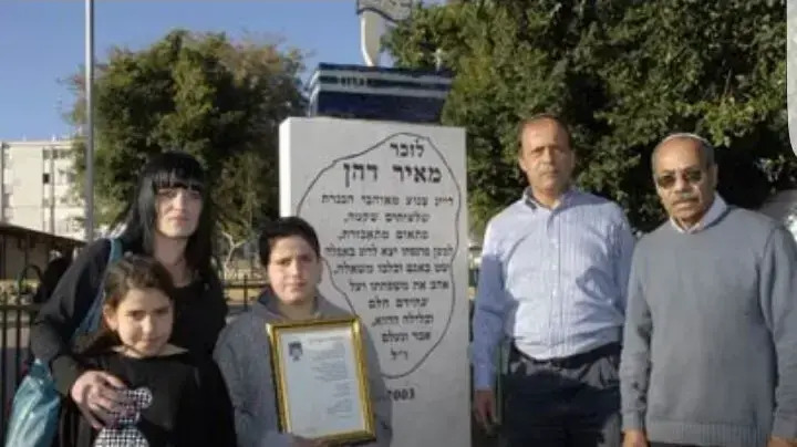 נטלי דהן וילדיה לצד האנדרטה לזכר בעלה מאיר בטבריה נטלי דהן וילדיה לצד האנדרטה לזכר בעלה מאיר בטבריה