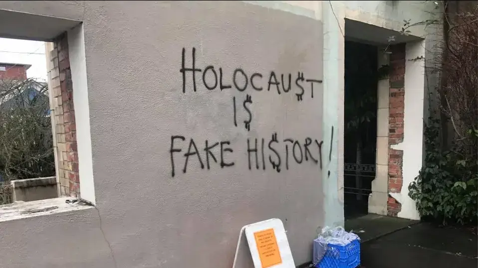 כתובת אנטישמית על קיר בית כנסת בסיאטל