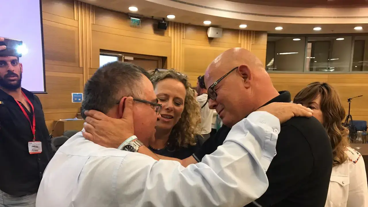 נושא: סולחה בין האב השכול אילן שגיא וח"כ דוד ביטן לאחר הדיון על דוח המבקר, בתיווך איילת נחמיאס ורבין נושא: סולחה בין האב השכול אילן שגיא וח"כ דוד ביטן לאחר הדיון על דוח המבקר, בתיווך איילת נחמיאס ורבין
