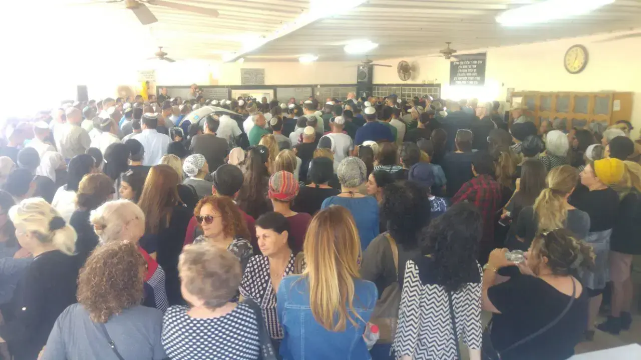 טקס הלווייתו של איתמר אוחנה, הנעדר האחרון שגופתו נמשתה מהכנרת אמש 19 בית העלמין, קריית שמונה באפריל 2017 טקס הלווייתו של איתמר אוחנה, הנעדר האחרון שגופתו נמשתה מהכנרת אמש 19 בית העלמין, קריית שמונה באפריל 2017