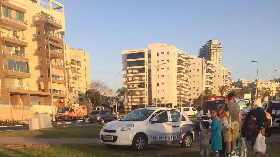 פקח שהתבקש להזיז צעירים שמינגלו ליד אנדרטת הזיכרון והוכה קשות אשדוד, 19 באפריל 2017 פקח שהתבקש להזיז צעירים שמינגלו ליד אנדרטת הזיכרון והוכה קשות אשדוד, 19 באפריל 2017