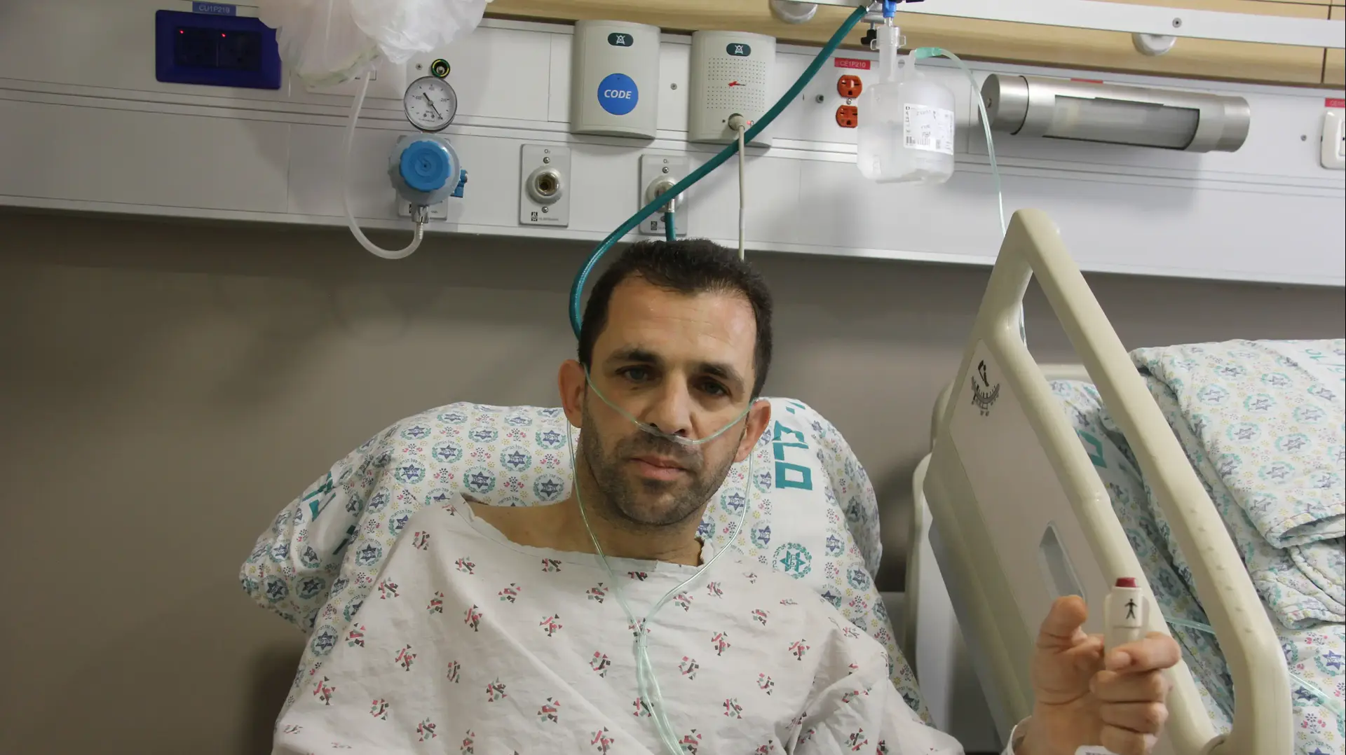 אהרון שוורץ שנפל על קיר ברל לאחר הניתוח שנועד לקבע את חוליות הגב שלו, 20 באפריל 2017 אהרון שוורץ שנפל על קיר ברל לאחר הניתוח שנועד לקבע את חוליות הגב שלו, 20 באפריל 2017