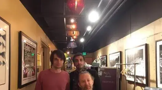 טום יורק, ג'וני גרינווד ודודו טסה במהלך סיבוב ההופעות של רדיוהד בארצות הברית שבו ההרכב דודו טסה והכוויתים חימם את הלהקה טום יורק, ג'וני גרינווד ודודו טסה במהלך סיבוב ההופעות של רדיוהד בארצות הברית שבו ההרכב דודו טסה והכוויתים חימם את הלהקה
