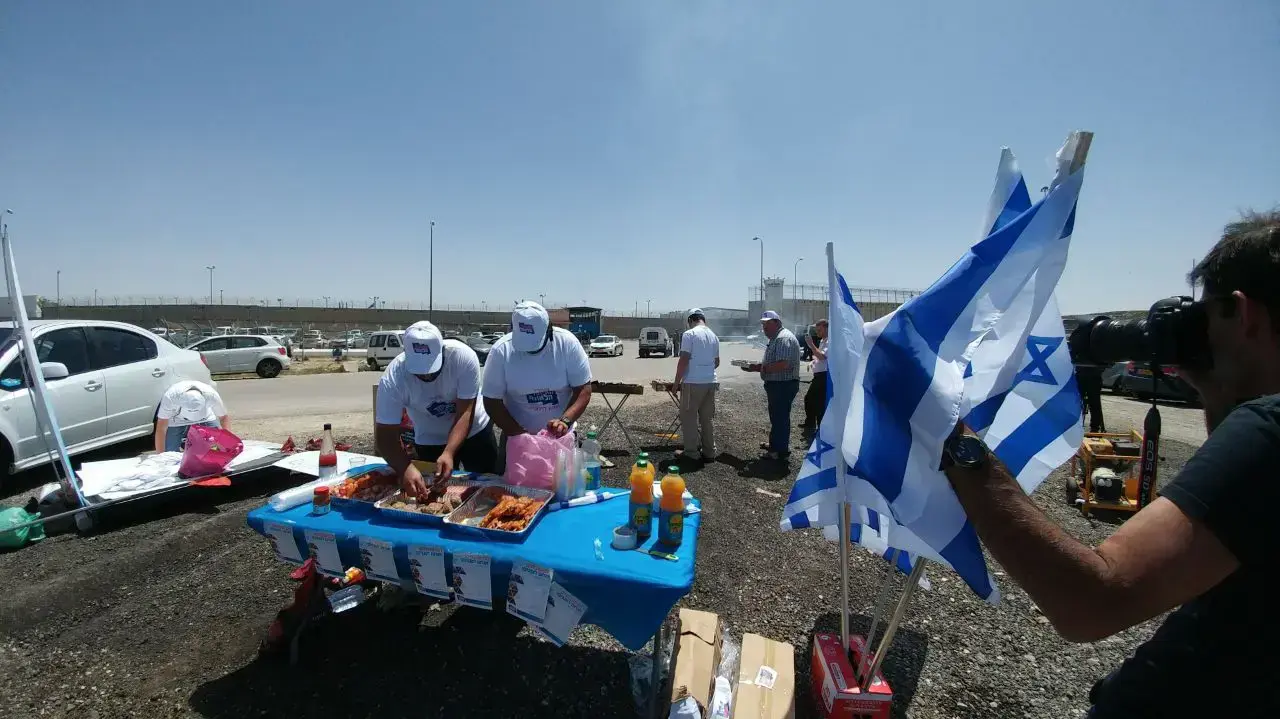 המנגלים של האיחוד הלאומי החלו מול כלא עופר 20 באפריל 2017. המנגלים של האיחוד הלאומי החלו מול כלא עופר 20 באפריל 2017.