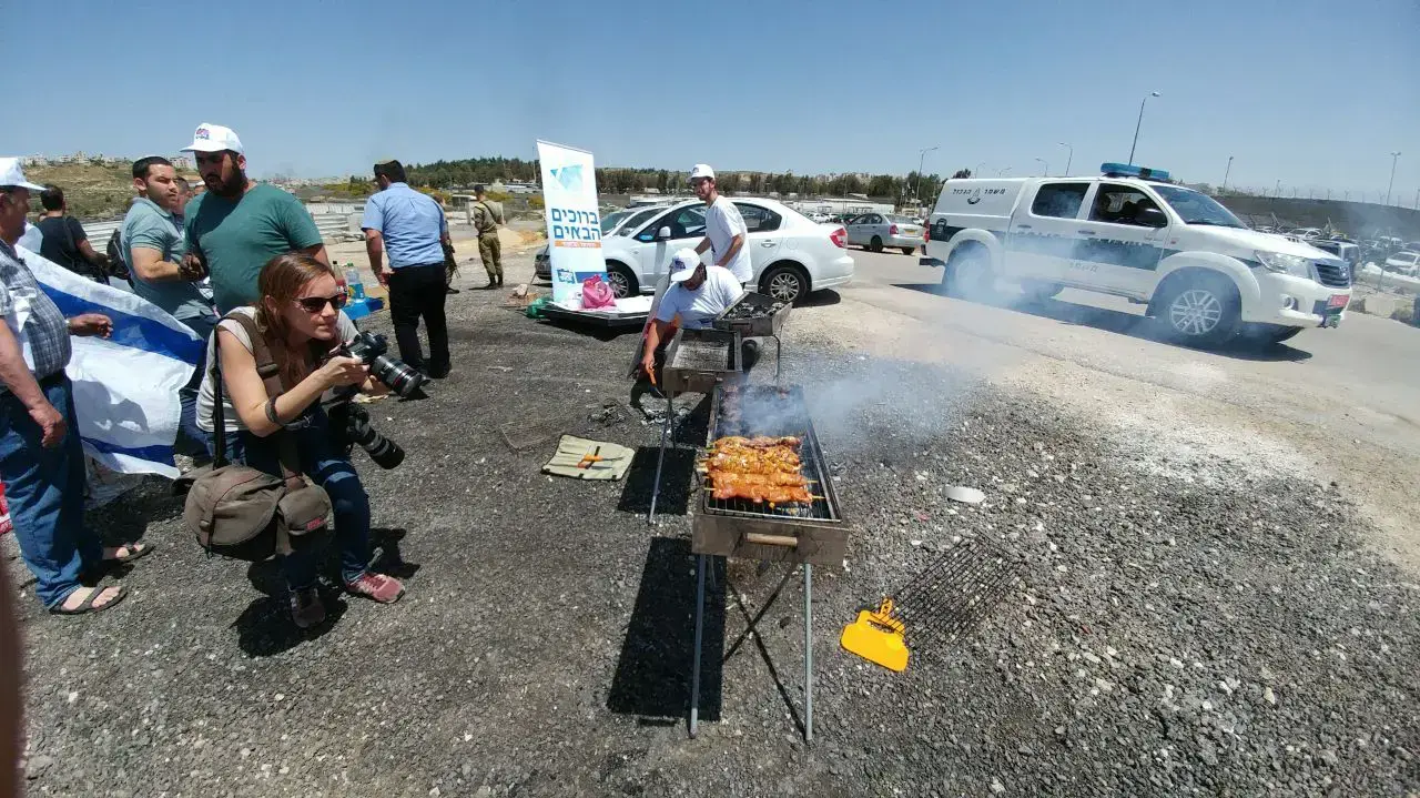המנגלים של האיחוד הלאומי החלו מול כלא עופר 20 באפריל 2017. המנגלים של האיחוד הלאומי החלו מול כלא עופר 20 באפריל 2017.