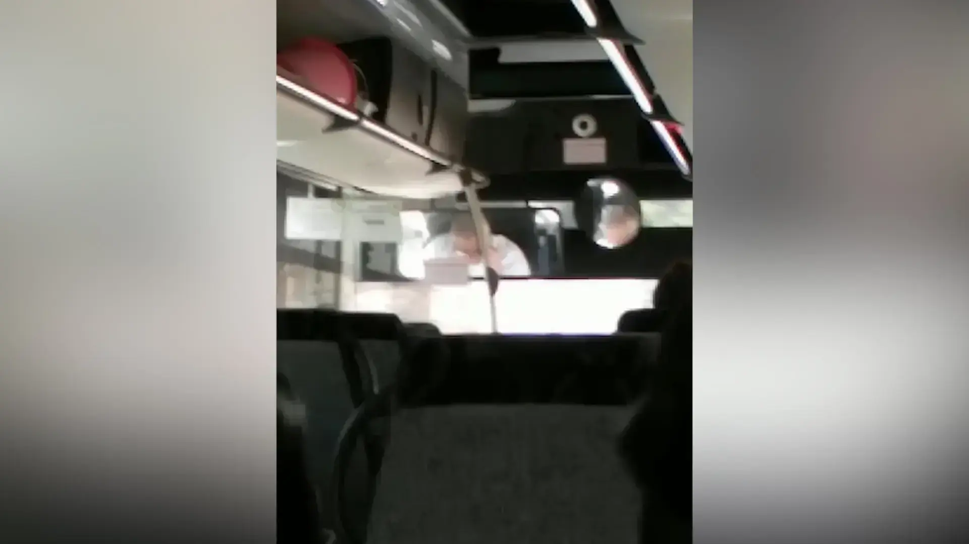 נהג חברת "אפיקים" תועד מדבר בסלולארי במהלך נסיעה מפתח תקווה לאריאל