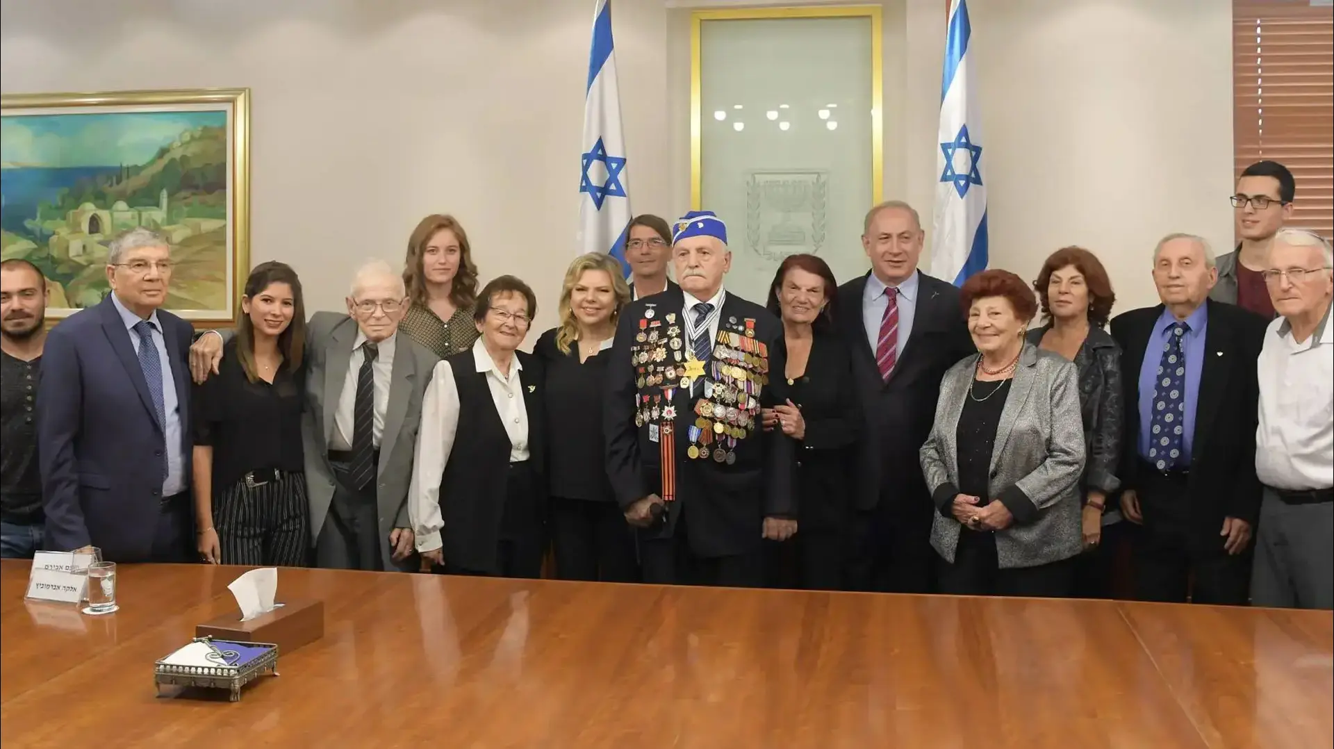 ראש הממשלה בנימין נתניהו ורעייתו נפגשו עם מדליקי המשואות של העצרת המרכזית ליום הזיכרון לשואה ולגבורה 20 באפריל 2017 ראש הממשלה בנימין נתניהו ורעייתו נפגשו עם מדליקי המשואות של העצרת המרכזית ליום הזיכרון לשואה ולגבורה 20 באפריל 2017