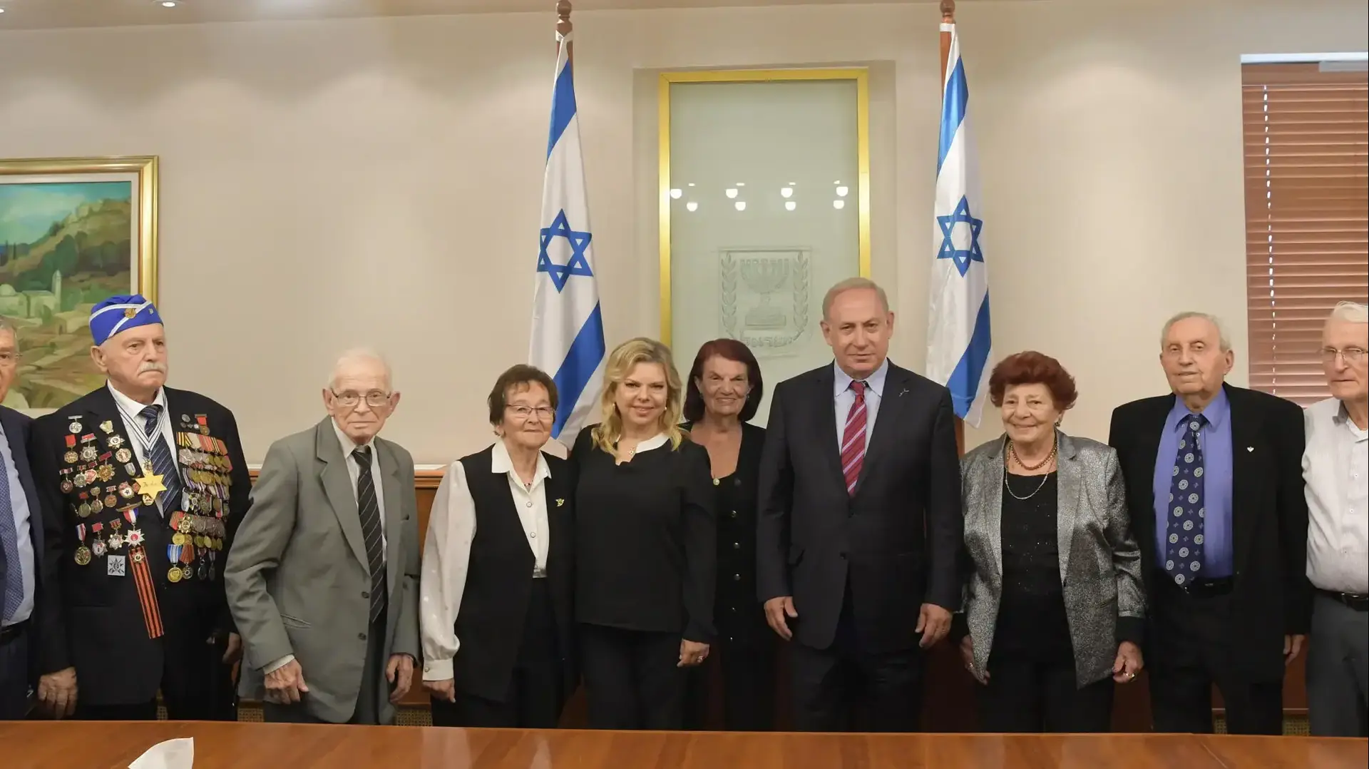 ראש הממשלה בנימין נתניהו ורעייתו נפגשו עם מדליקי המשואות של העצרת המרכזית ליום הזיכרון לשואה ולגבורה 20 באפריל 2017 ראש הממשלה בנימין נתניהו ורעייתו נפגשו עם מדליקי המשואות של העצרת המרכזית ליום הזיכרון לשואה ולגבורה 20 באפריל 2017