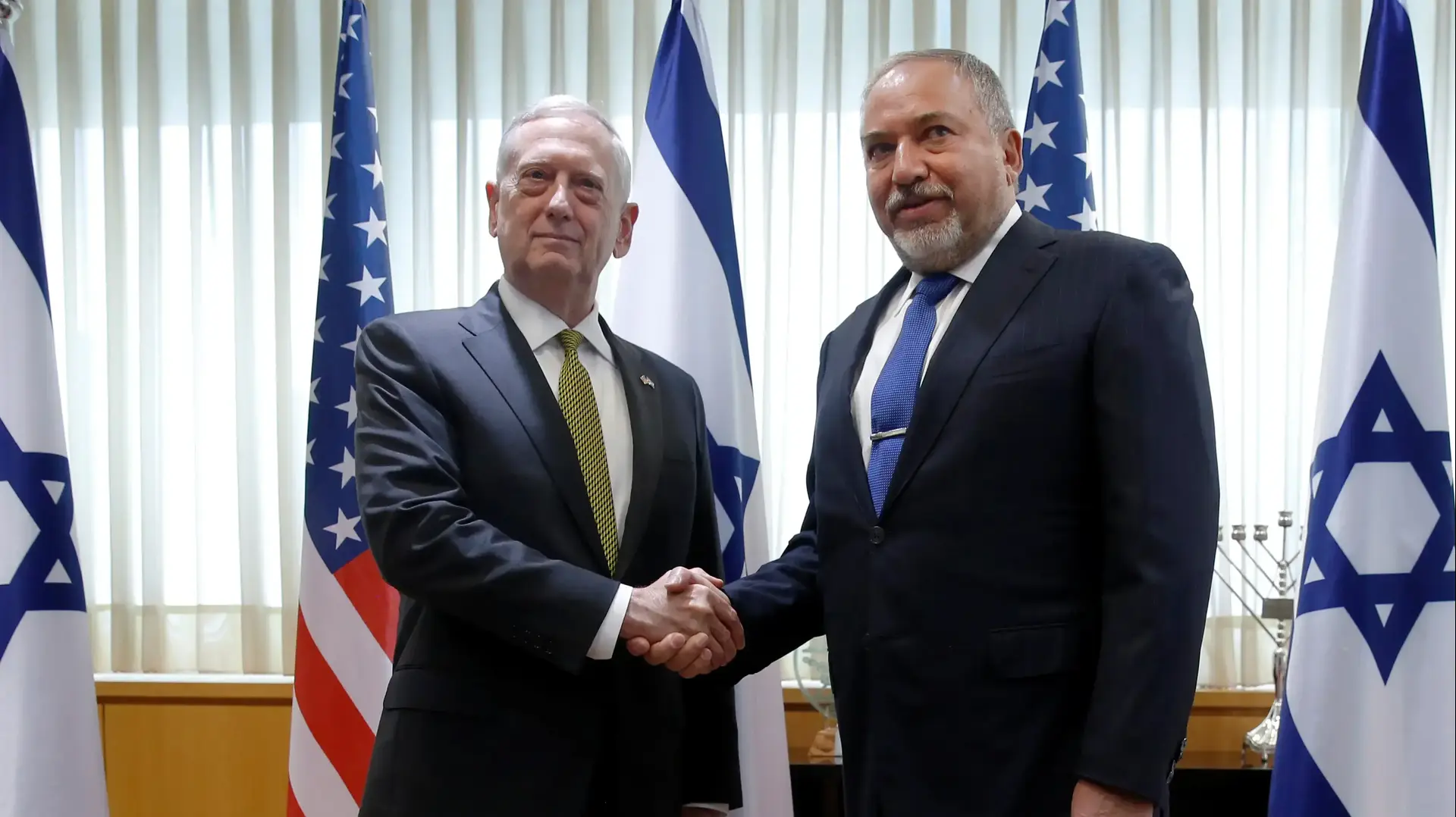 שר הביטחון אביגדור ליברמן ושר ההגנה האמריקני ג'יימס מאטיס בקבלת פנים בקריה בתל אביב, אפריל 2017 שר הביטחון אביגדור ליברמן ושר ההגנה האמריקני ג'יימס מאטיס בקבלת פנים בקריה בתל אביב, אפריל 2017