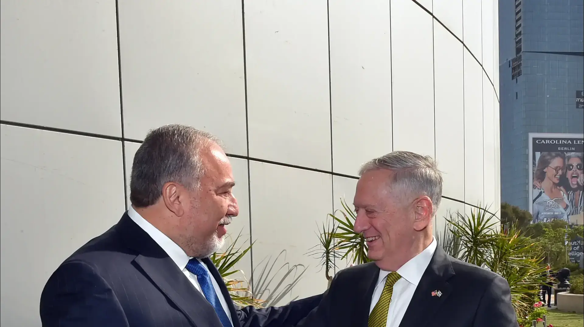 שר הביטחון אביגדור ליברמן ושר ההגנה האמריקני ג'יימס מאטיס בקבלת פנים בקריה בתל אביב, אפריל 2017 שר הביטחון אביגדור ליברמן ושר ההגנה האמריקני ג'יימס מאטיס בקבלת פנים בקריה בתל אביב, אפריל 2017
