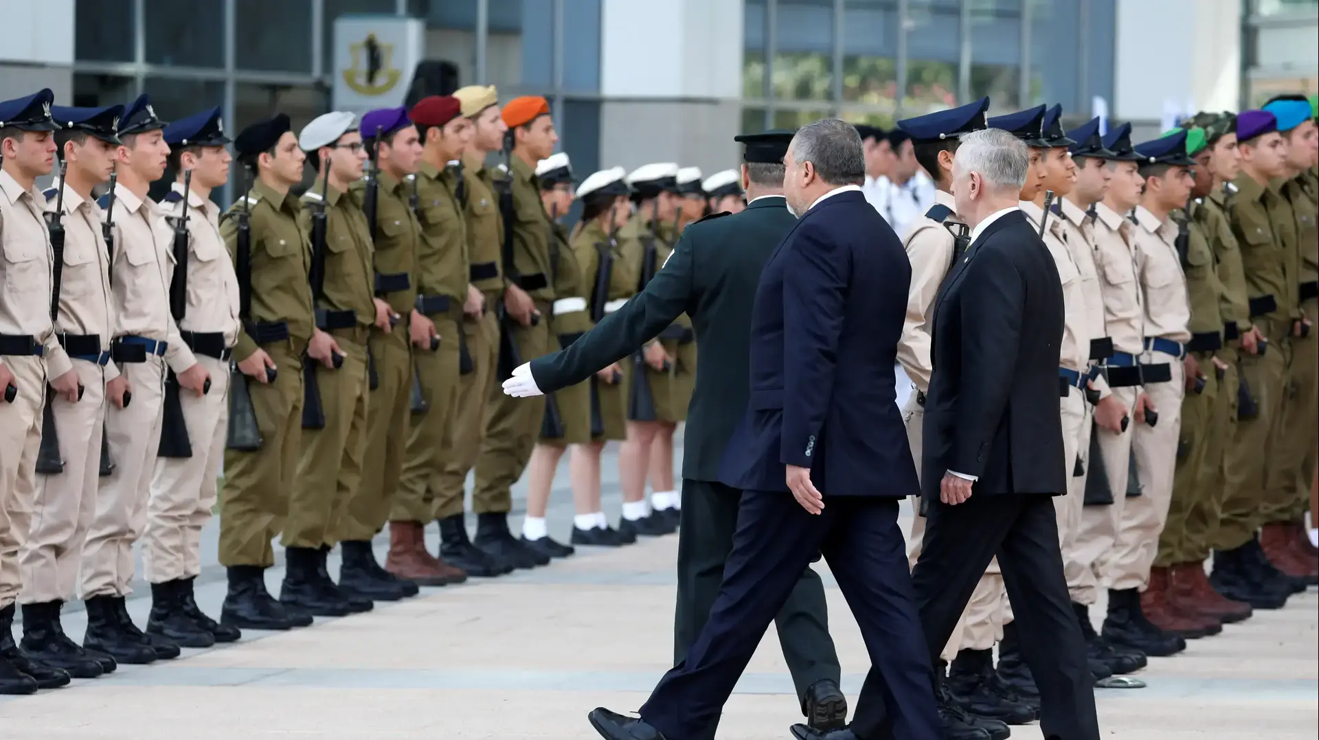 שר הביטחון אביגדור ליברמן ושר ההגנה האמריקני ג'יימס מאטיס בקריה בתל אביב, אפריל 2017 שר הביטחון אביגדור ליברמן ושר ההגנה האמריקני ג'יימס מאטיס בקריה בתל אביב, אפריל 2017