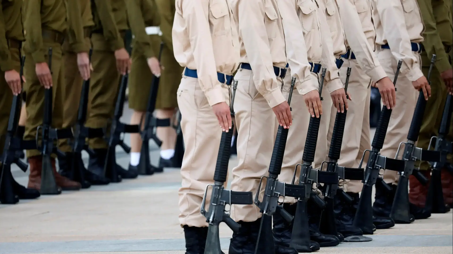 חיילים עומדים במסדר בקריה בתל אביב, אפריל 2017