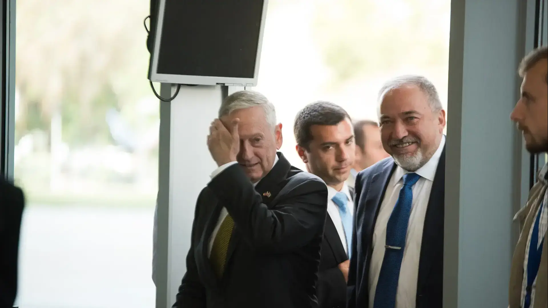 שר הביטחון אביגדור ליברמן ושר ההגנה האמריקני ג'יימס מאטיס בקריה בתל אביב, אפריל 2017 שר הביטחון אביגדור ליברמן ושר ההגנה האמריקני ג'יימס מאטיס בקריה בתל אביב, אפריל 2017