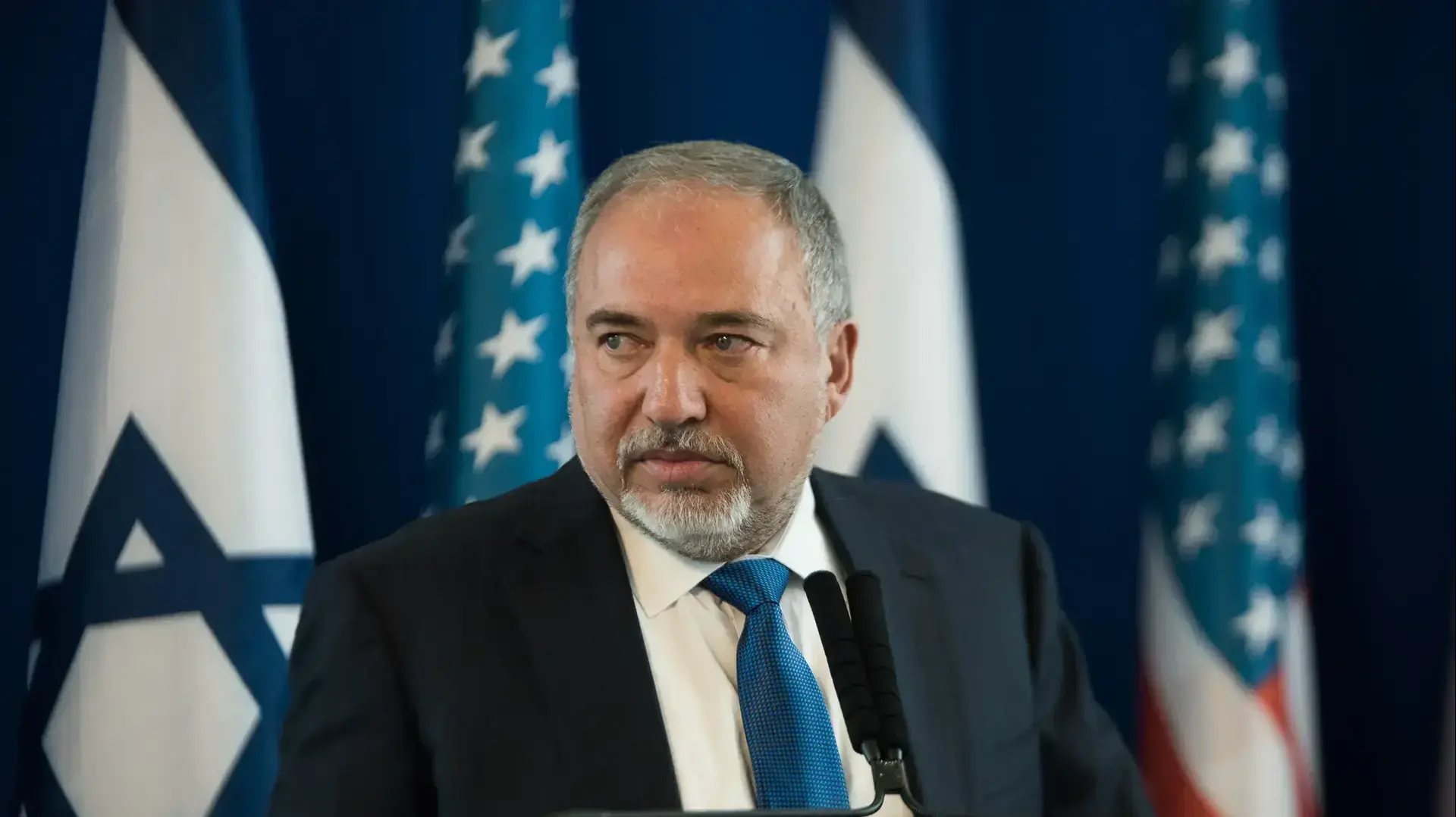 שר הביטחון אביגדור ליברמן ושר ההגנה האמריקני ג'יימס מאטיס בקריה בתל אביב, אפריל 2017 שר הביטחון אביגדור ליברמן ושר ההגנה האמריקני ג'יימס מאטיס בקריה בתל אביב, אפריל 2017