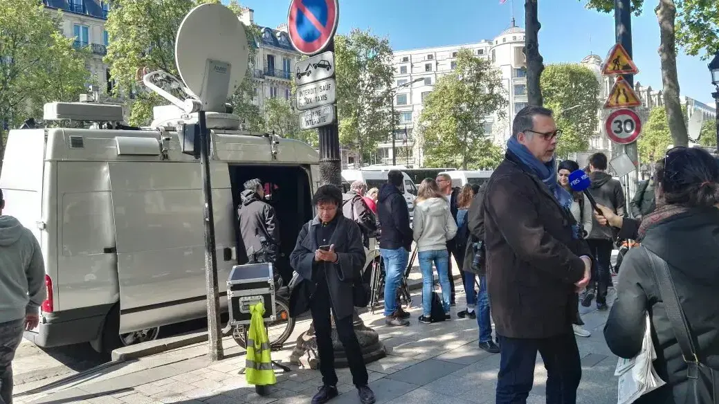 שדרות שאנז אליזה בפריז בבוקר לאחר הפיגוע, 21 באפריל 2017 שדרות שאנז אליזה בפריז בבוקר לאחר הפיגוע, 21 באפריל 2017