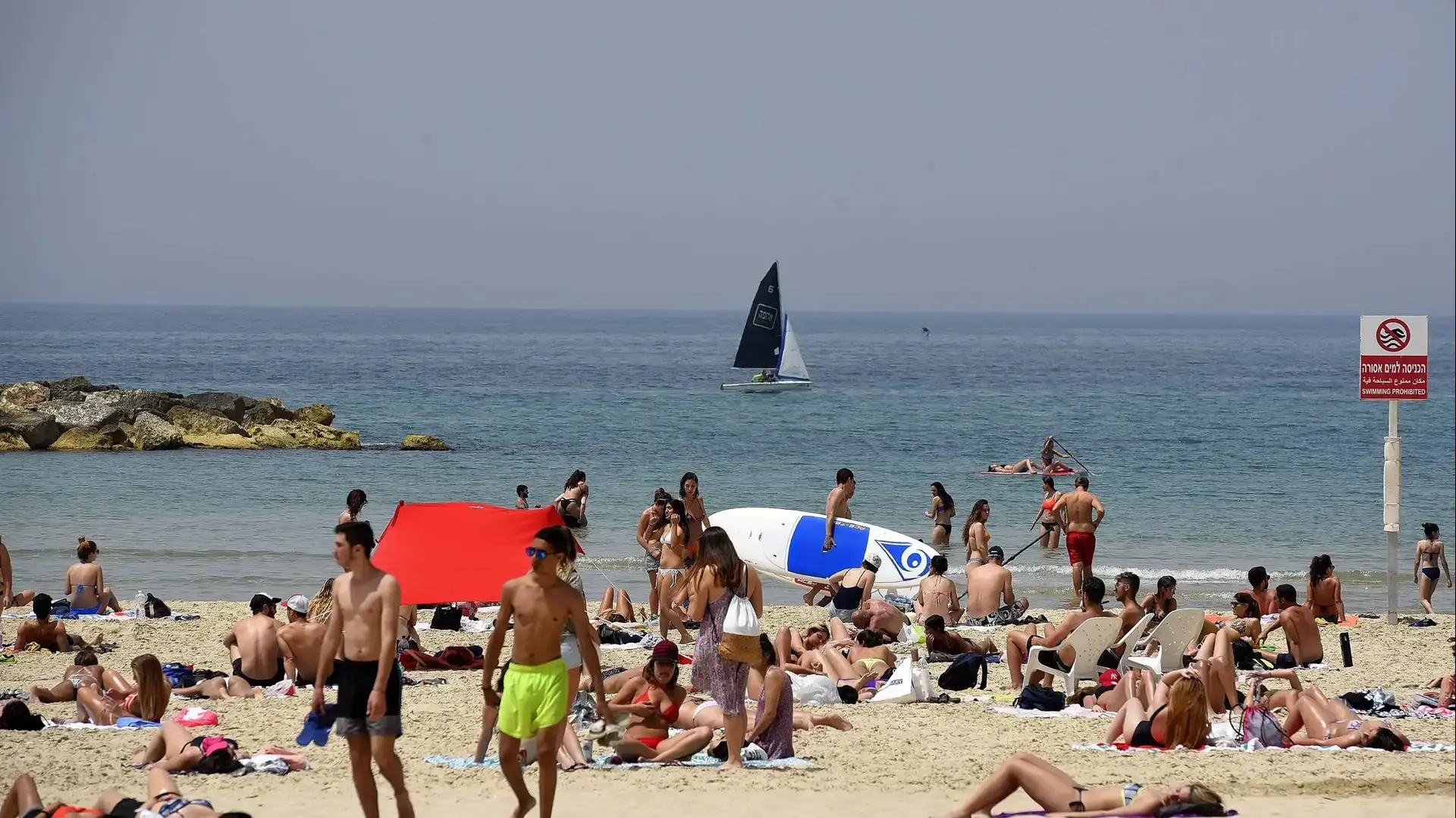 מזג אוויר קיצי בחוף הים של תל אביב מזג אוויר קיצי בחוף הים של תל אביב