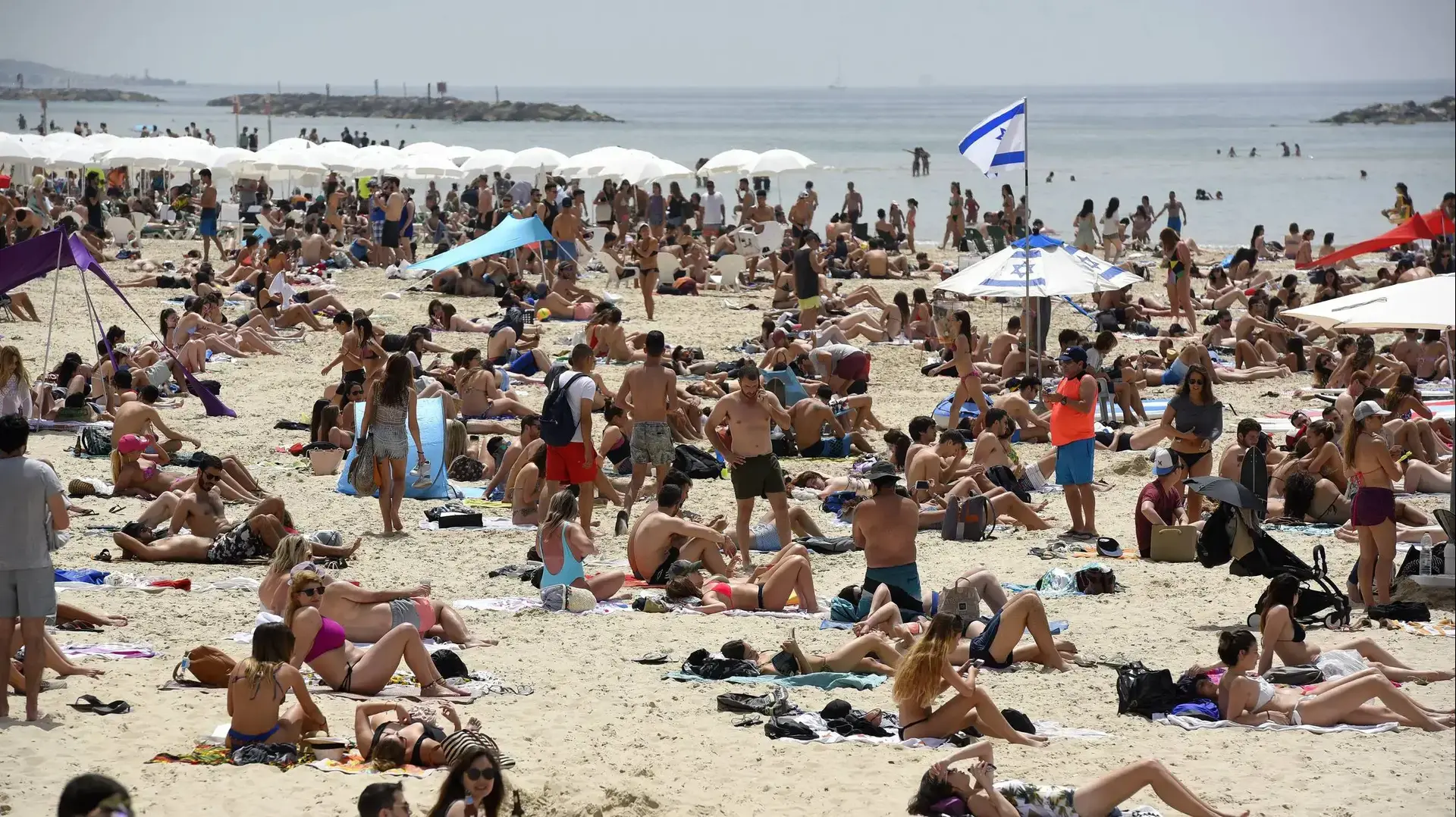 מזג אוויר קיצי בחוף הים של תל אביב
