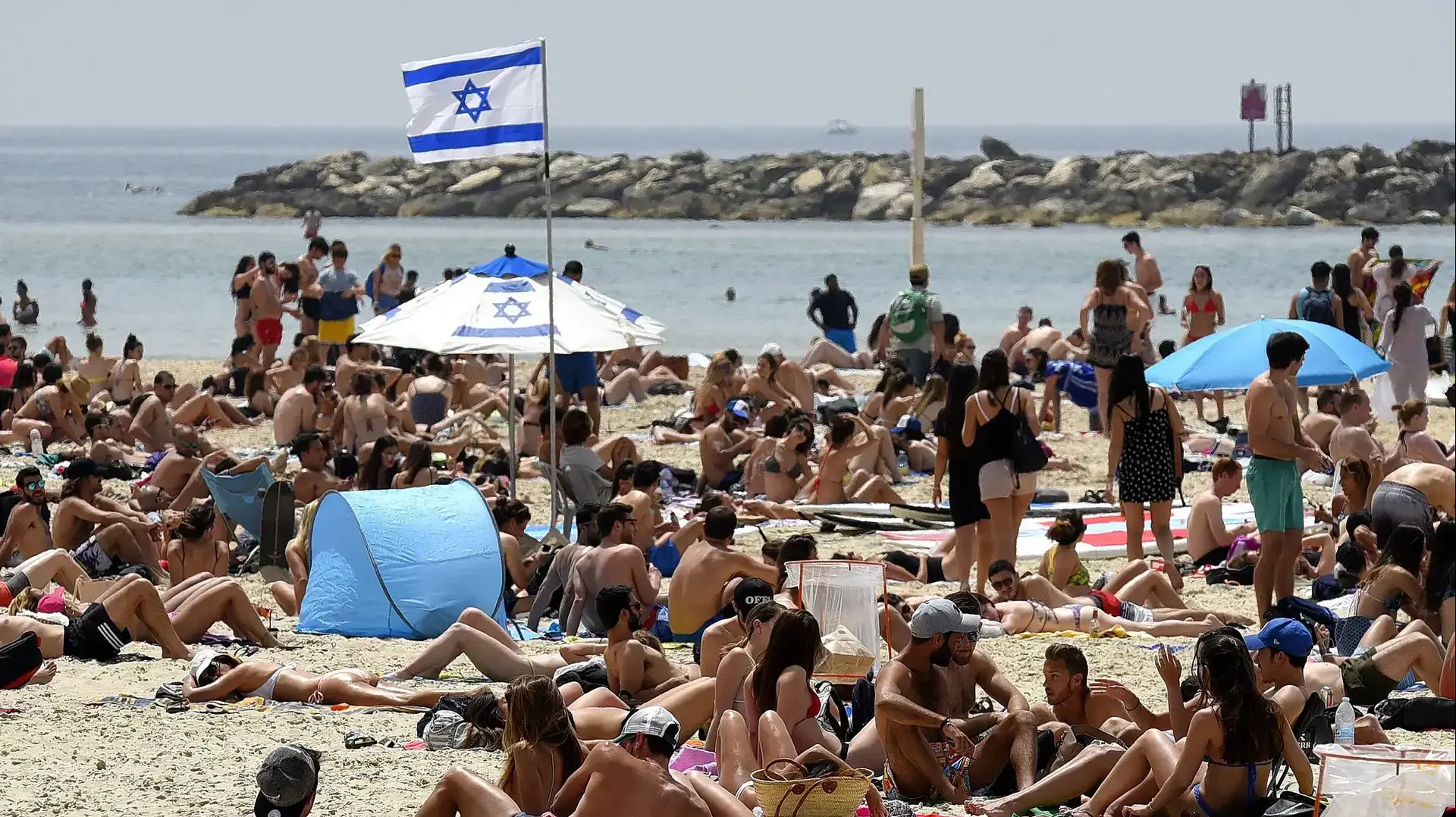 מזג אוויר קיצי בחוף הים של תל אביב מזג אוויר קיצי בחוף הים של תל אביב