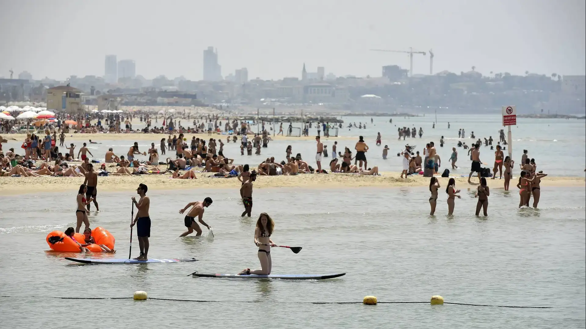 מזג אוויר קיצי בחוף הים של תל אביב