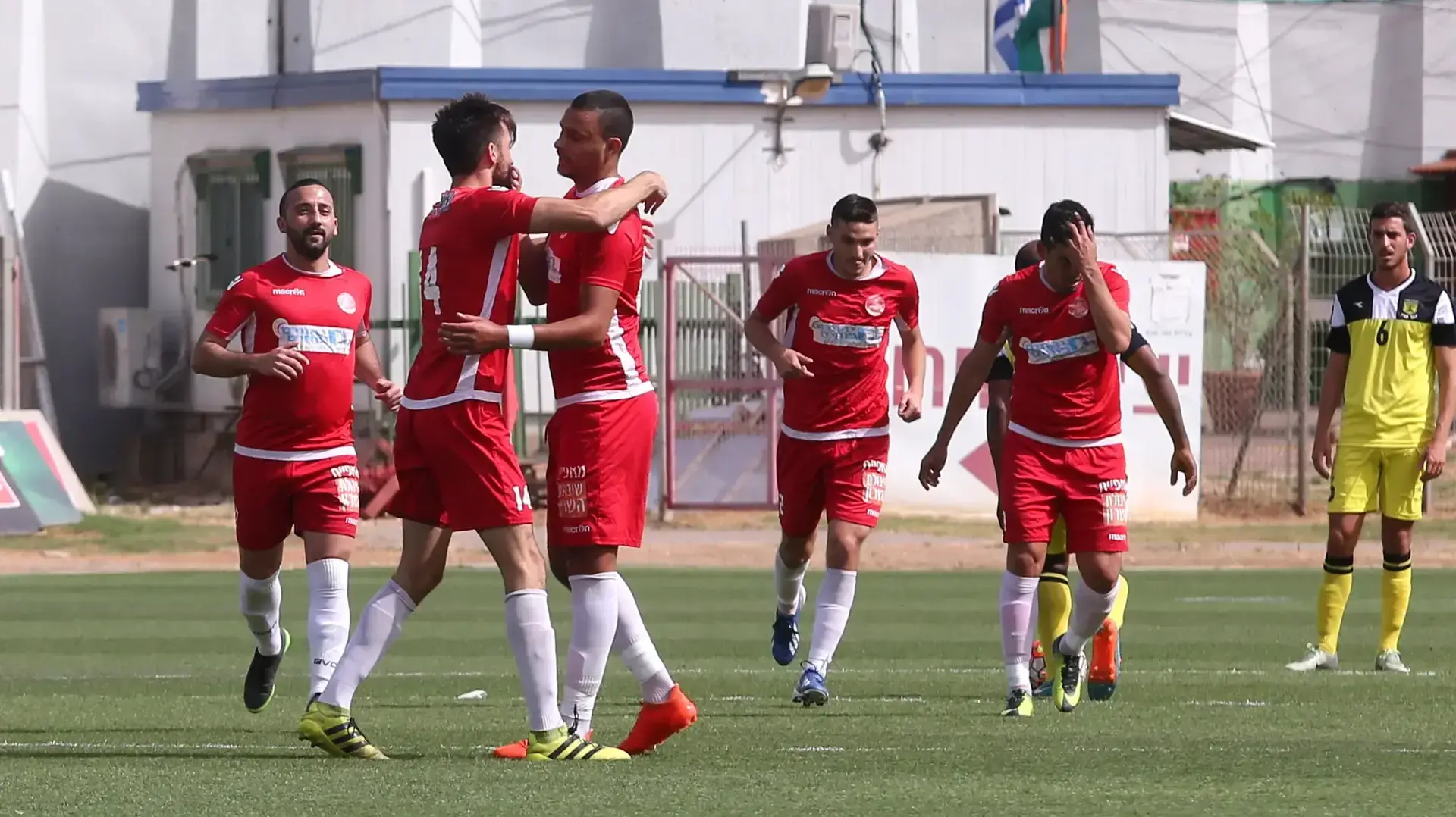 שחקני הפועל מרמורק חוגגים שחקני הפועל מרמורק חוגגים