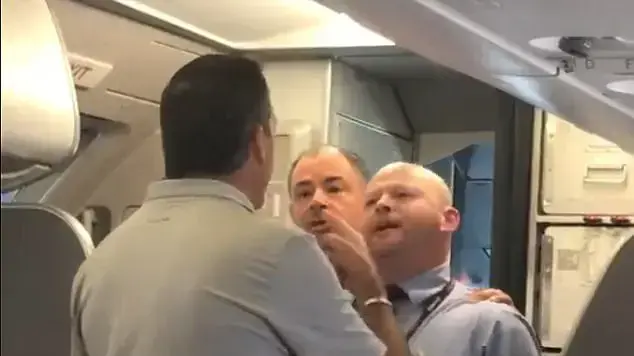 עובד אמריקן איירליינס התעמת עם נוסעים והורד מהטיסה