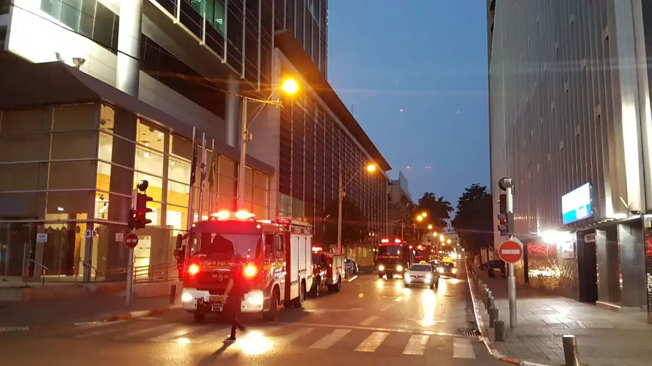 כבאיות בשריפה שפרצה ברחובות יהודה הלוי והרצל בתל אביב, 22 באפריל 2017 כבאיות בשריפה שפרצה ברחובות יהודה הלוי והרצל בתל אביב, 22 באפריל 2017