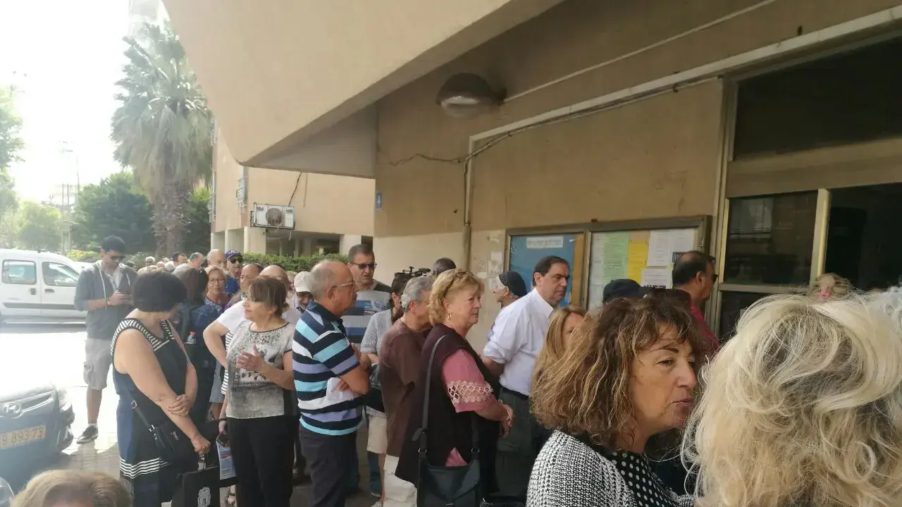 מצביעים לבחירות בצרפת בקלפי בנתניה, 23 באפריל 2017
