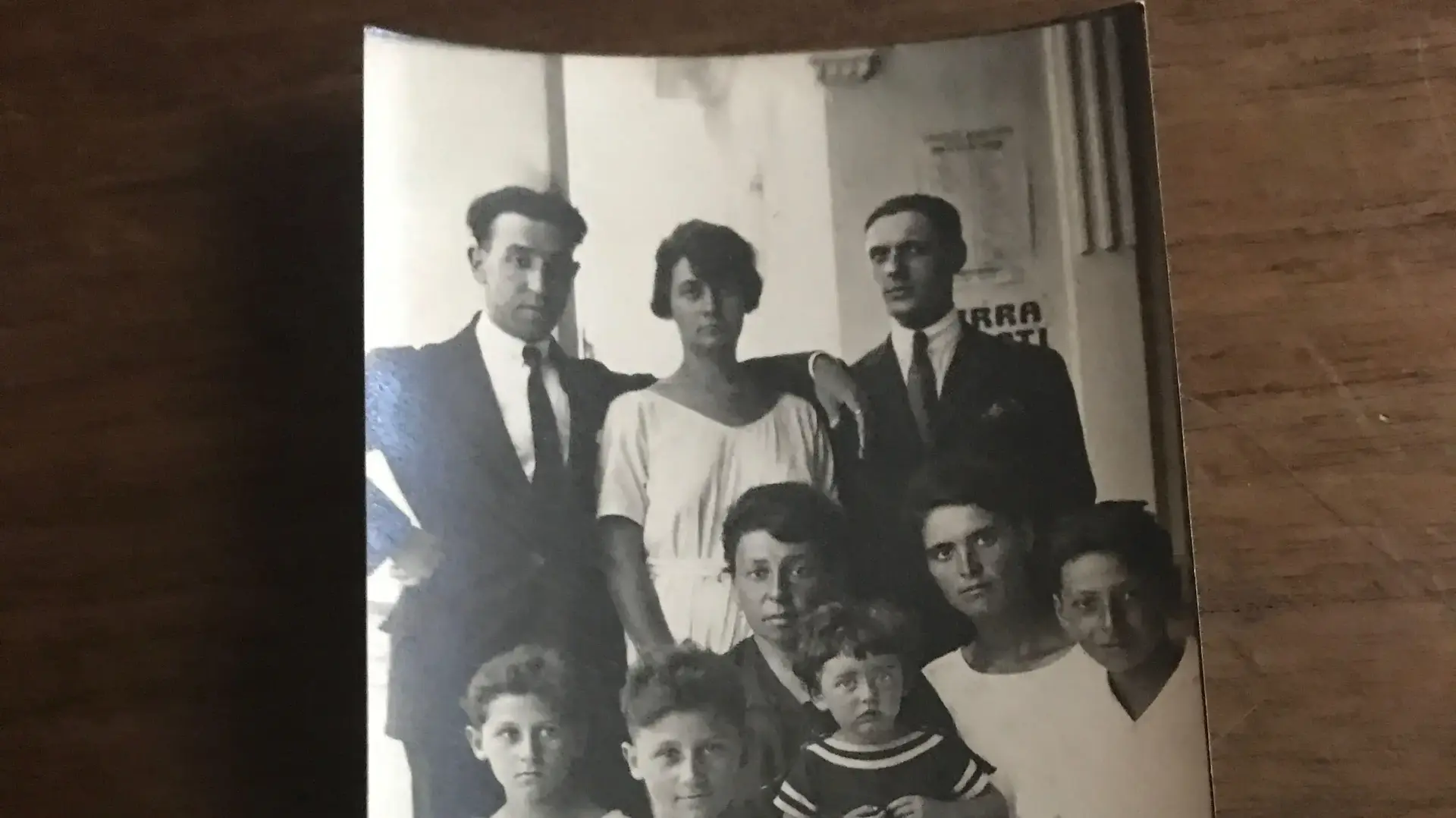 משפחת לוי - נלה לוי יושבת במרכז, איבו לוי עומד משמאל משפחת לוי - נלה לוי יושבת במרכז, איבו לוי עומד משמאל